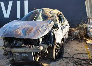 Carro capota com 333 kg de maconha após perseguição e fica destruído em rodovia