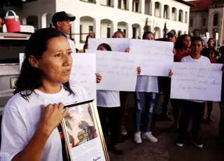 Grupo faz protesto em busca de respostas sobre morte de soldado