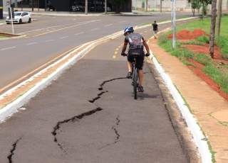 Viaduto com ciclovia racha de 