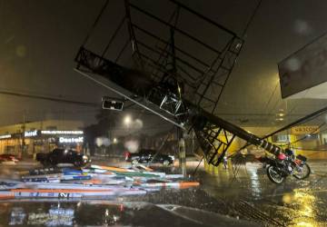 Pelo menos 2 outdoors caem por conta da tempestade; casal estava dentro de carro