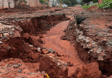 Cratera abre em asfalto e deixa moradores 