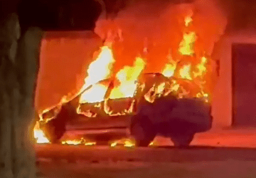 Carro fica completamente destruído depois de pegar fogo na Vila Nasser