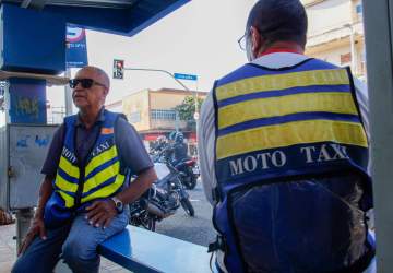 Com mototaxistas apagados por aplicativos, tem quem resista de domingo a domingo