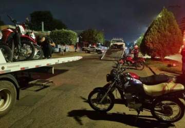 Motociclista some com veículo de guincho durante ação da Lei Seca