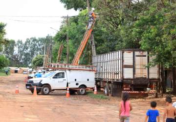 Energia de favela é cortada para retirada de árvores, mas serviço não tem data