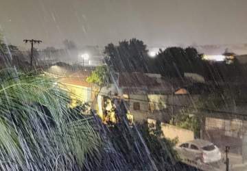 Chuva e alta na umidade marcam o início da noite em Campo Grande