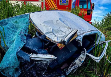 Batida frontal entre carro e carreta mata motorista de 30 anos na BR-267