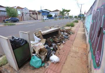 Além da insegurança, moradores do Amambai convivem com sujeira nas calçadas