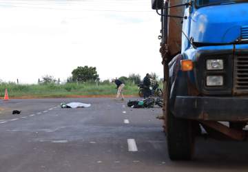 Rapaz em moto de alta cilindrada morre ao ser atingido por caminhão