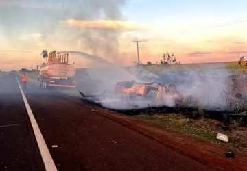 Homem fica em estado grave após veículo pegar fogo em capotagem