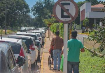 Proibição de estacionar perto de hospital faz condutor se arriscar a levar multa