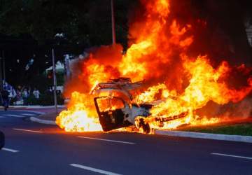 Carro pega fogo no meio da Afonso Pena e desce sozinho até parar em canteiro