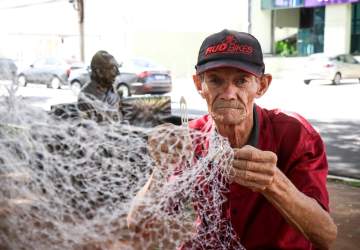 Ailton tenta costurar recomeço com rede de pesca após 18 anos na prisão