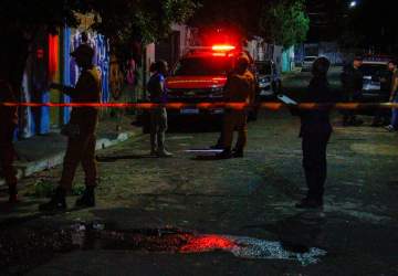 Após ser baleado, rapaz sobe em telhado para escapar de atirador