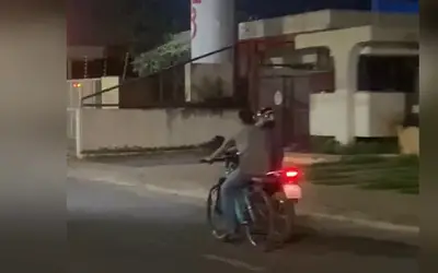 Ciclista é flagrado "pegando carona" em motocicleta na Gury Marques