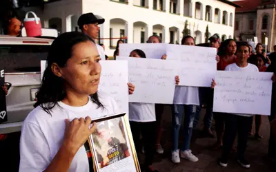 Grupo faz protesto em busca de respostas sobre morte de soldado