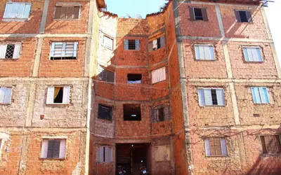 Em prédio sem esgoto, moradores se desesperam com despejo de obra invadida