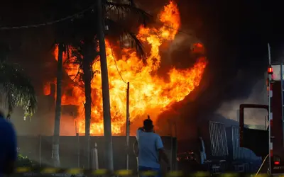 "Ouvi cinco explosões", diz dono de restaurante com medo de chamas do vizinho