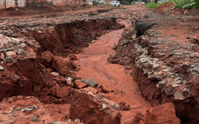 Cratera abre em asfalto e deixa moradores 