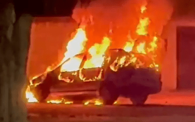 Carro fica completamente destruído depois de pegar fogo na Vila Nasser