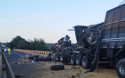 Motorista de carreta morre ao desviar de buraco na BR-163