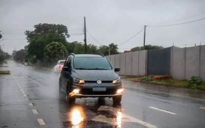 Motoristas ignoram sinalização e são flagrados na contramão