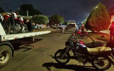 Motociclista some com veículo de guincho durante ação da Lei Seca