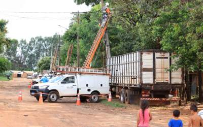 Energia de favela é cortada para retirada de árvores, mas serviço não tem data