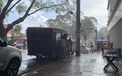 Chuva rápida "lava" avenida para dar início ao segundo dia de bloquinho