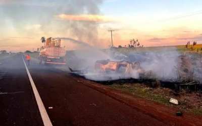 Homem fica em estado grave após veículo pegar fogo em capotagem