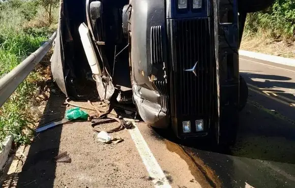 Motorista é socorrido em estado gravíssimo depois de tombar caminhão em serra