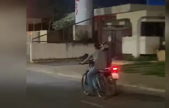 Ciclista é flagrado "pegando carona" em motocicleta na Gury Marques