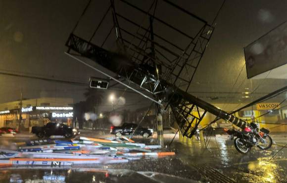 Pelo menos 2 outdoors caem por conta da tempestade; casal estava dentro de carro