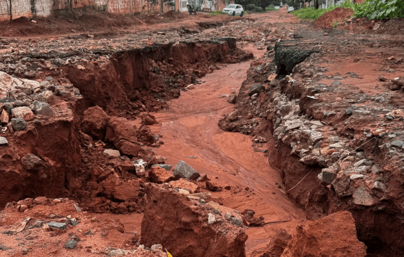 Cratera abre em asfalto e deixa moradores 