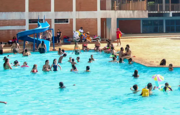 Olhos atentos: Após filho perder ar na piscina, pai alerta sobre cuidados