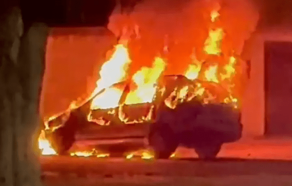 Carro fica completamente destruído depois de pegar fogo na Vila Nasser