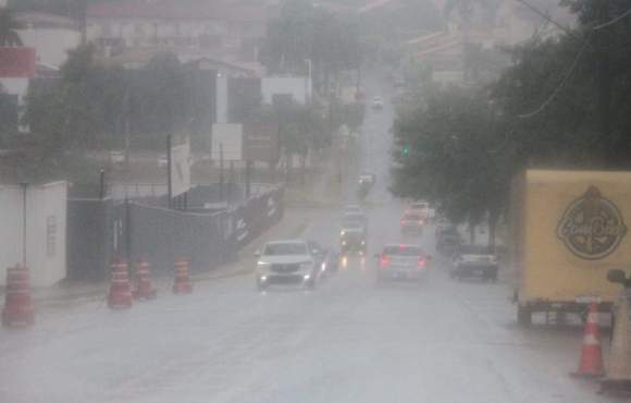 Chove no fim da manhã e meteorologia emite alerta de "perigo" para MS