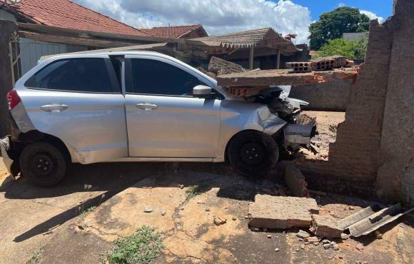 Motorista atinge moto, perde controle de carro e derruba muro de casa