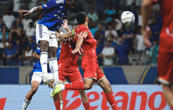 Cruzeiro vence no Mineirão e Corinthians faz o 'dever de casa' na Arena