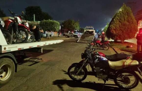 Motociclista some com veículo de guincho durante ação da Lei Seca