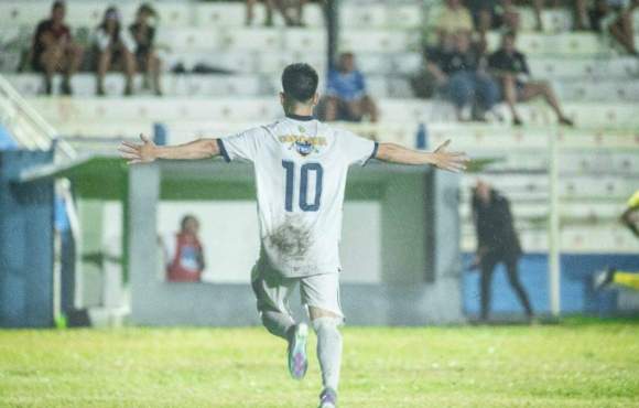 Camisa 10 do Costa Rica brilha em vitória e Operário vence de virada