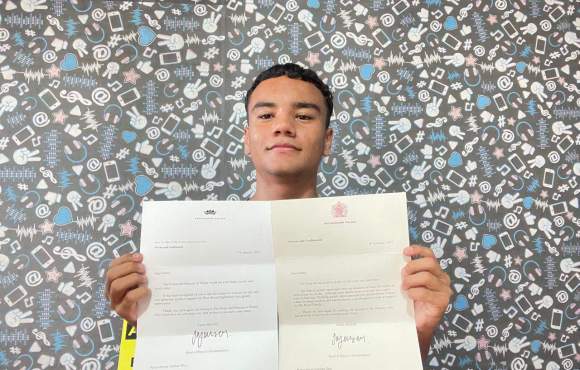 De MS para Londres: jovem recebe cartas do Rei Charles III e príncipe de Gales