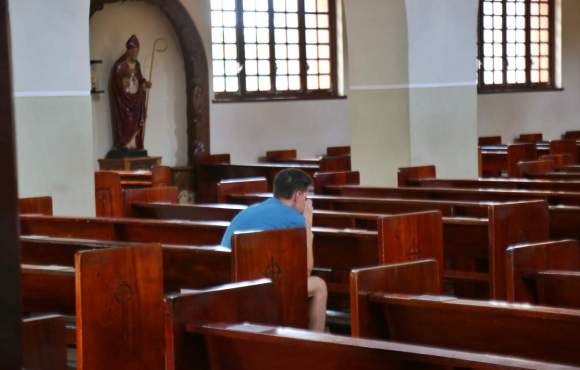 Preocupados, fiéis vão à igreja pedir pela recuperação do Papa Francisco