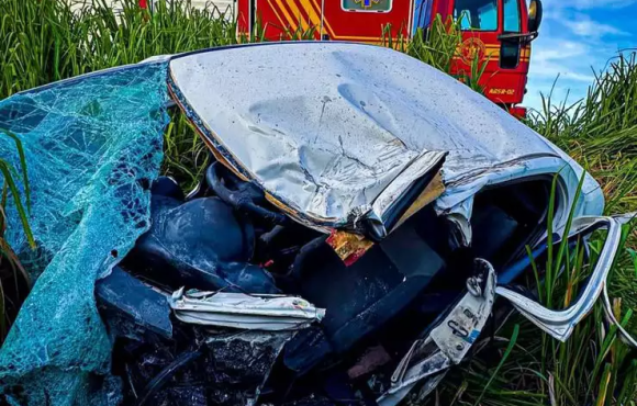 Batida frontal entre carro e carreta mata motorista de 30 anos na BR-267