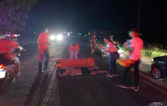 Motociclista fica gravemente ferido após não ver quebra-molas sem pintura