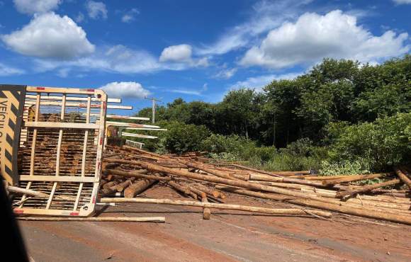 Carreta carregada de eucalipto tomba e interdita trecho da BR-158