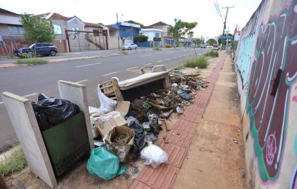 Além da insegurança, moradores do Amambai convivem com sujeira nas calçadas