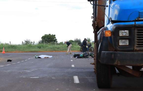 Rapaz em moto de alta cilindrada morre ao ser atingido por caminhão