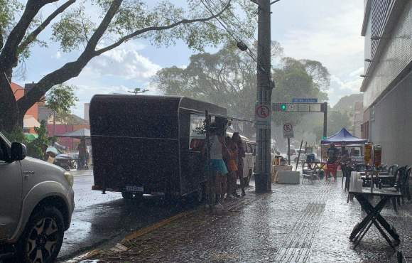 Chuva rápida "lava" avenida para dar início ao segundo dia de bloquinho