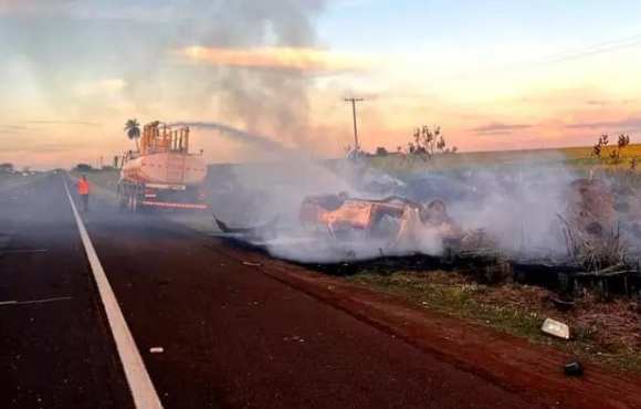 Homem fica em estado grave após veículo pegar fogo em capotagem